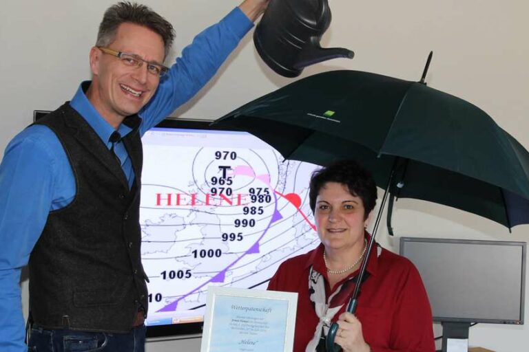 1888818298-sie-gaben-tief-helene-seinen-namen-armin-hampel-und-cornelia-milis-wobei-einen-regenschirm-werden-sie-nicht-brauchen-dafuer-1DBaBcva