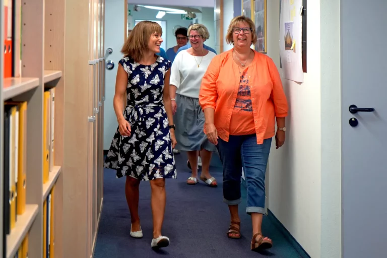 Adlicca_Steuerkanzlei_Arbeitgeber Mitarbeiterinnen im Gang