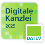 Siegel „Digitale Kanzlei 2025“ auf grünem Mosaik-Hintergrund. Das Siegel zeigt die digitale Kompetenz der Adlicca Steuerkanzlei im Bereich moderner Steuerberatung.