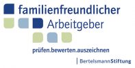 Siegel "familienfreundlicher Arbeitgeber" der Bertelsmann Stiftung. Darunter steht der Slogan "prüfen. bewerten. auszeichnen.".