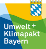 Logo des Umwelt- und Klimapakts Bayern mit weißer Schrift auf blauem, grünem und gelbem Hintergrund. Das Logo zeigt das Engagement für Nachhaltigkeit und Umweltbewusstsein.